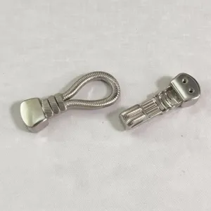 Zilveren metalen verbindingsgesp detailopname, ideaal voor DIY kleding en riemaccessoires.