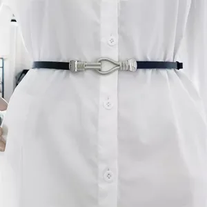 Elegante smalle zwarte tailleceintuur met zilveren metalen gesp voor dames modekleding.