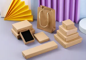 Boîtes à bijoux en papier kraft de différentes tailles avec sac cadeau assorti.