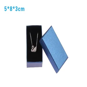 Λεπτομέρεια μπλε κουτί κοσμημάτων Laini 5x8x3cm με κολιέ με μενταγιόν κύκνο
