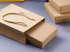 Gros plan montrant la texture et la poignée d'une boîte à tiroir en papier kraft pour bijoux