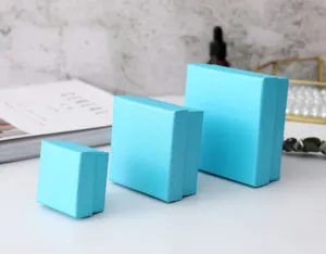 Drie maten Tiffany-blauwe sieradendoosjes met Lenny-textuur in een strak decor.