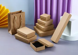Assortiment détaillé de boîtes à bijoux en papier kraft brun de différentes tailles.