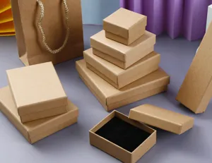 Vue détaillée de boîtes à bijoux en papier kraft de différentes tailles