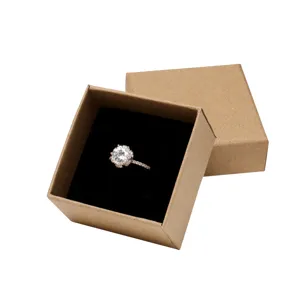 Boîte cadeau à bijoux en papier kraft brun avec insert noir et bague élégante de luxe