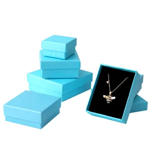 Elegante hemelblauwe linnen textuur sieradendoosjes met gouden bijen hanger ketting