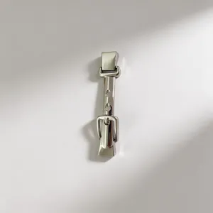 Vue de détail de la boucle de ceinture en métal avec finition argentée brillante et ardillon.