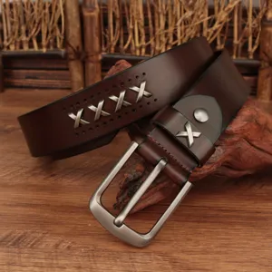 Nahaufnahme retro brauner Rindsledergürtel mit Metall-X-Details und Dornschließe.
