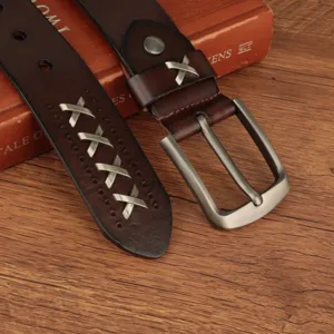 Detail eines braunen Ledergürtels mit Vintage-Schnalle und Kreuz-Metallstich-Dekor
