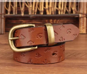 Cinturón de cuero genuino vintage con patrón náutico en relieve y hebilla de pasador.