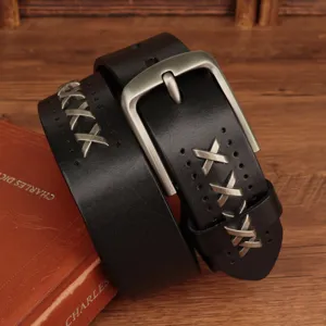 Nahaufnahme eines schwarzen Vintage-Ledergürtels mit X-förmigem Metalldekor