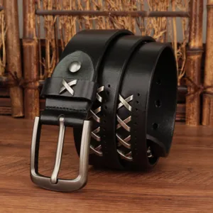 Handgefertigter schwarzer Rindsledergürtel mit Retro-Metallschnalle und X-Muster-Nieten.