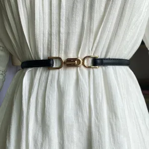 Schmaler schwarzer Leder-Taillengürtel Detail für Damenkleider, goldene Schließe.