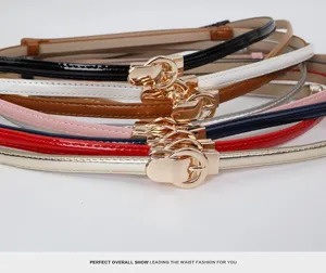 Smalle leren damesriem met metalen gesp, elegante tailleceintuur voor jurk en jas.