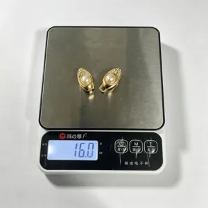 Retro parelgesp accessoire met een elegant gouden metalen ontwerp, ideaal voor stijlvolle riemen.