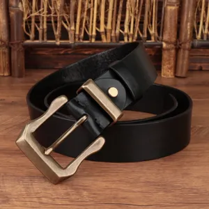 Primer plano detallado de un cinturón de cuero negro para hombre con hebilla de bronce vintage.