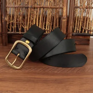Detailopname van de klassieke zwarte echt lederen riem met vintage metalen gesp.
