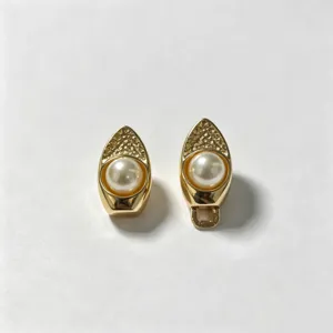 Retro gouden metaal parel gesp set, elegant vintage design voor riemen en accessoires.