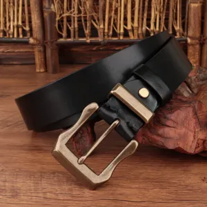 Primer plano detallado de cinturón de cuero para hombre con hebilla vintage de bronce.