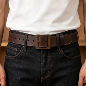 Cintura marrone in vera pelle con fibbia in ottone anticato per jeans da uomo.