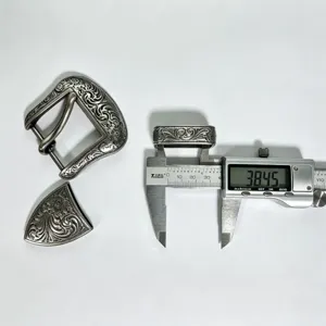 Set di fibbie per cintura in metallo inciso floreale occidentale vintage hardware.
