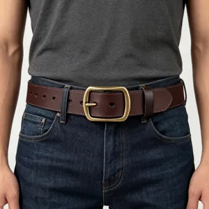 Retro bruin lederen herenriem detail, messing vierkante gesp, duurzaam koeienhuid accessoire.