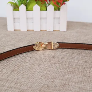 Elegante smalle bruine riem met gouden geometrische metalen gesp voor dames dagelijks chic.