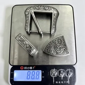 Set di tre pezzi di fibbia per cintura con incisione floreale vintage in metallo.