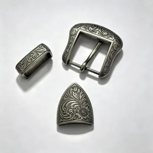 Primo piano dettagliato dei componenti metallici della fibbia da cintura vintage.
