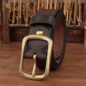 Gedetailleerde close-up van retro bruine lederen riem met messing gesp en nette stiksels.
