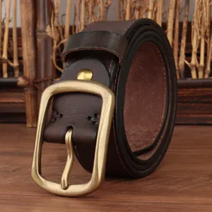 Details van de heren echt lederen riem met duurzame metalen gesp en vintage textuur.