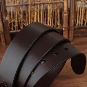 Cinturón de cuero marrón para hombre con agujeros clásicos para ropa casual y uso diario.