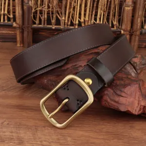 Detailopname van retro bruine lederen riem met messing gesp op rustieke houten display.