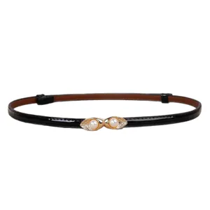 Dames smalle zwarte laklederen riem met elegante gouden parel dubbele gesp design