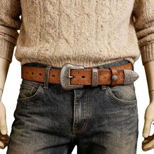 Cinturón de cuero marrón vintage para hombre con hebilla de tres piezas plateada grabada.
