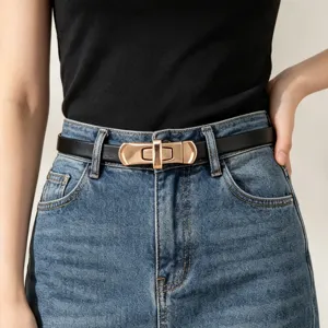 Smalle zwarte dames leren riem met een elegante gouden roterende gesp voor jurken.