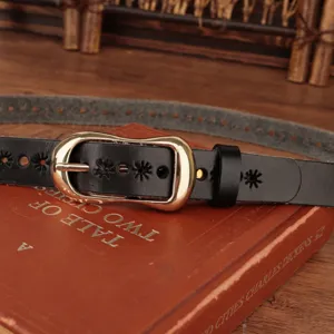 Chic cintura in vera pelle nera da donna con delicati dettagli traforati e fibbia dorata.