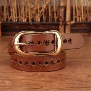 Cintura in pelle marrone con motivi di girasole cavi e fibbia dorata in primo piano