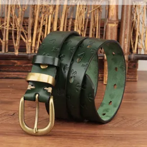 Cinturón de cuero verde oscuro vintage con patrón grabado y hebilla de latón detalle