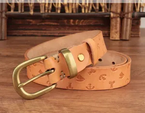 Vista detallada del cinturón de mujer de cuero genuino vintage con patrones náuticos y hebilla.