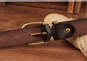 Detalle de cinturón de cuero genuino hecho a mano con hebilla de latón y costuras.