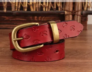Cinturón de cuero rojo vintage para mujer con patrón marino grabado y hebilla de metal.