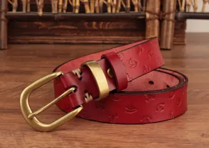 Cinturón de cuero rojo vintage para mujer con patrón de velero en relieve y hebilla de latón.