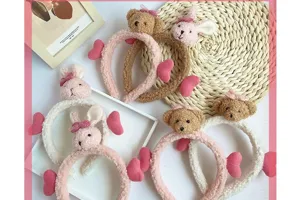 Vue détaillée de plusieurs serre-têtes en peluche avec ours et lapin mignons