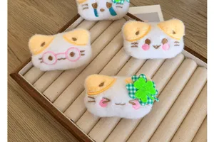 Vue détaillée de quatre jolies broches chat en peluche avec diverses expressions de dessin animé.
