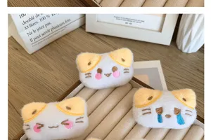 Vue détaillée de trois broches chat en peluche avec mignonnes expressions faciales brodées