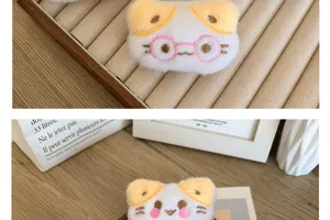 Vue détaillée d'une broche chat en peluche avec lunettes brodées et texture douce en fourrure
