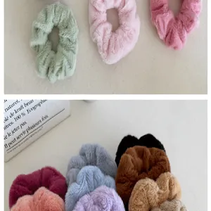Gros plan de chouchous en fausse fourrure douce dans diverses couleurs esthétiques