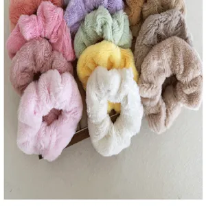 Gros plan de chouchous en peluche duveteuse aux couleurs pastel variées