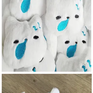 Gros plan de têtes de chat en peluche blanche avec broderie bleue pour bricolage DIY